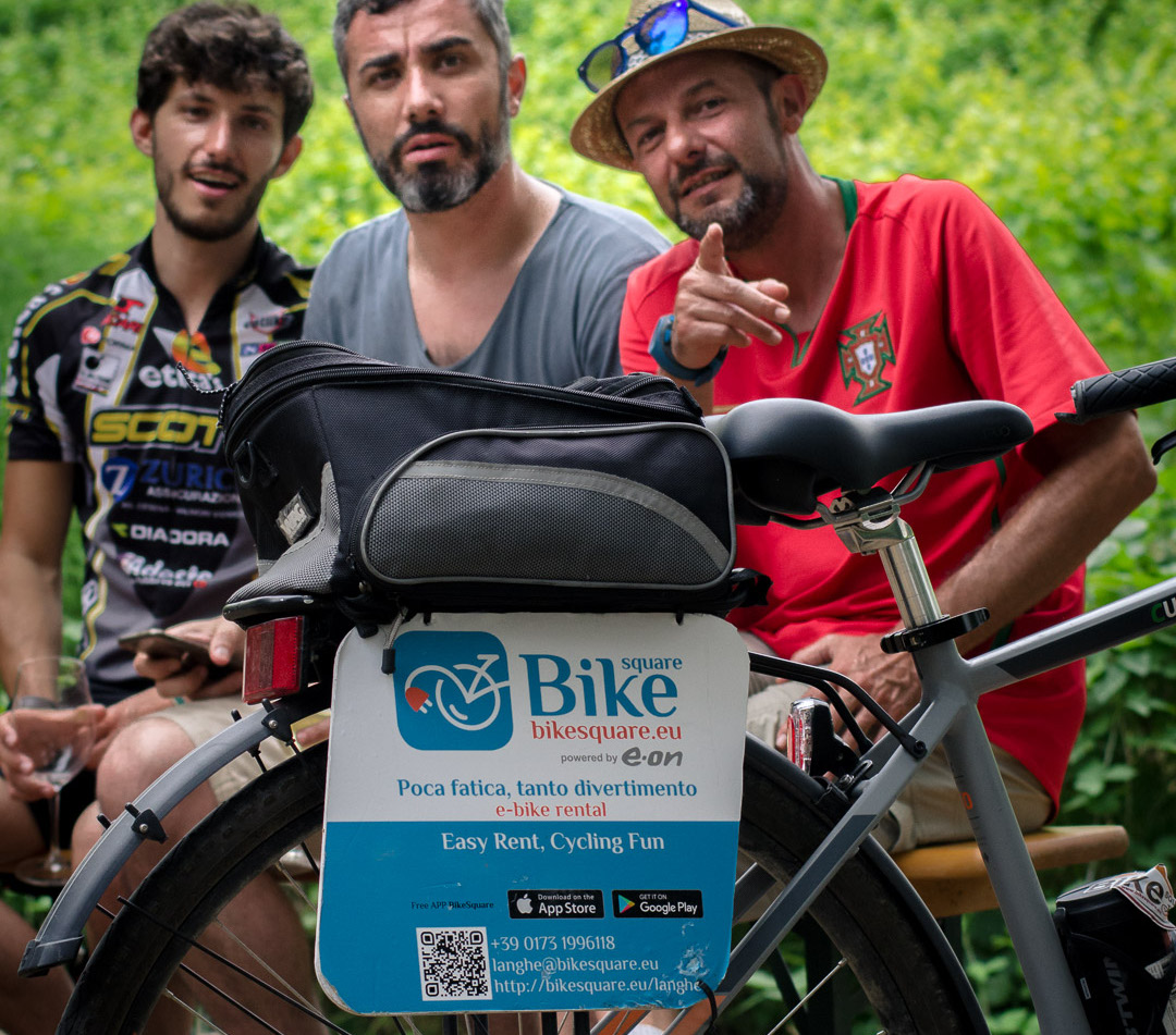 3 colleghi durante una sosta si fanno fotografare con una bici elettrica